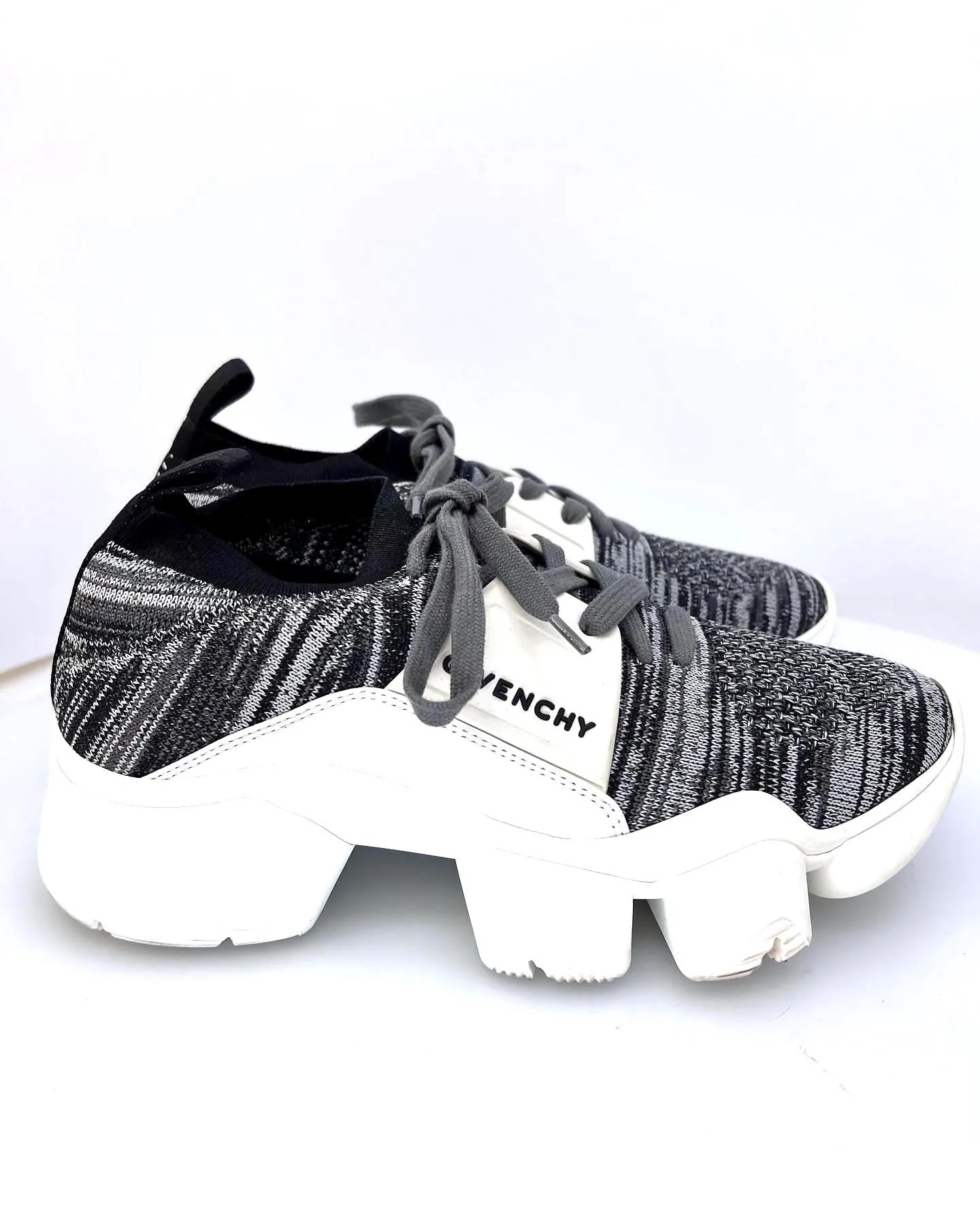 GIVENCHY JAW KNIT LOW TOP SNEAKERS