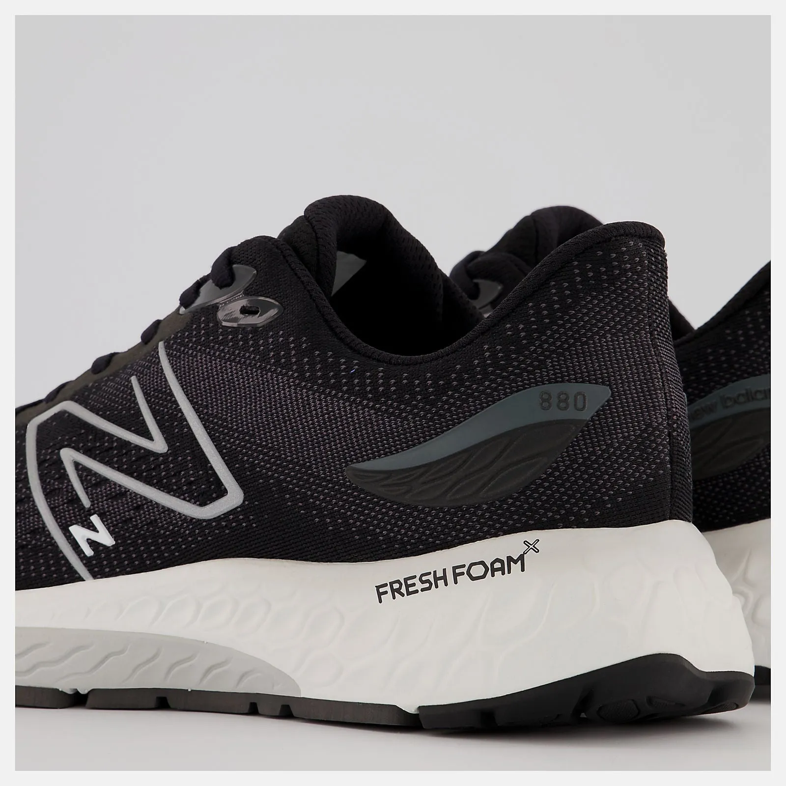 NEW BALANCE M880 2E MENS RUNNING SHOES