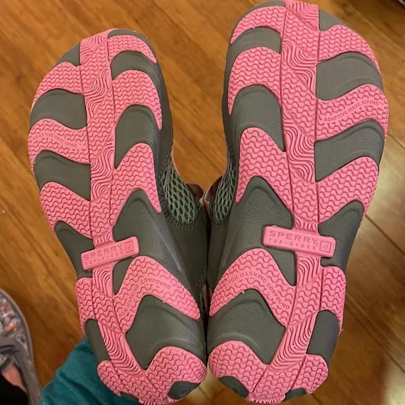 NWOT girls Sperry Top Sider wet tech open sandal pink and grey striped size 2.
