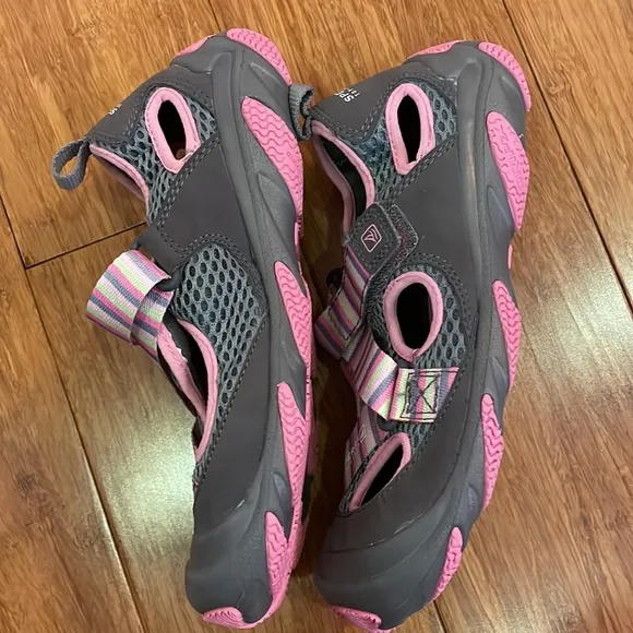 NWOT girls Sperry Top Sider wet tech open sandal pink and grey striped size 2.