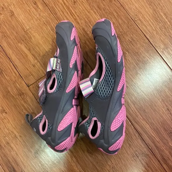 NWOT girls Sperry Top Sider wet tech open sandal pink and grey striped size 2.