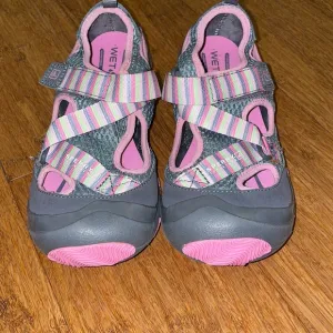 NWOT girls Sperry Top Sider wet tech open sandal pink and grey striped size 2.