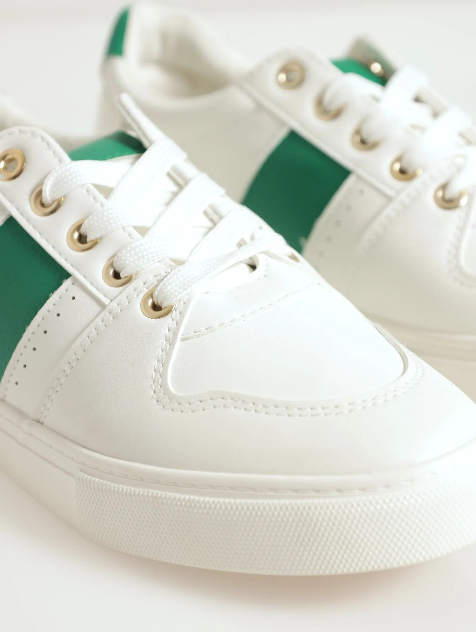 Plain Street Sneaker With Contrast Stripe Sneaker - White/Green