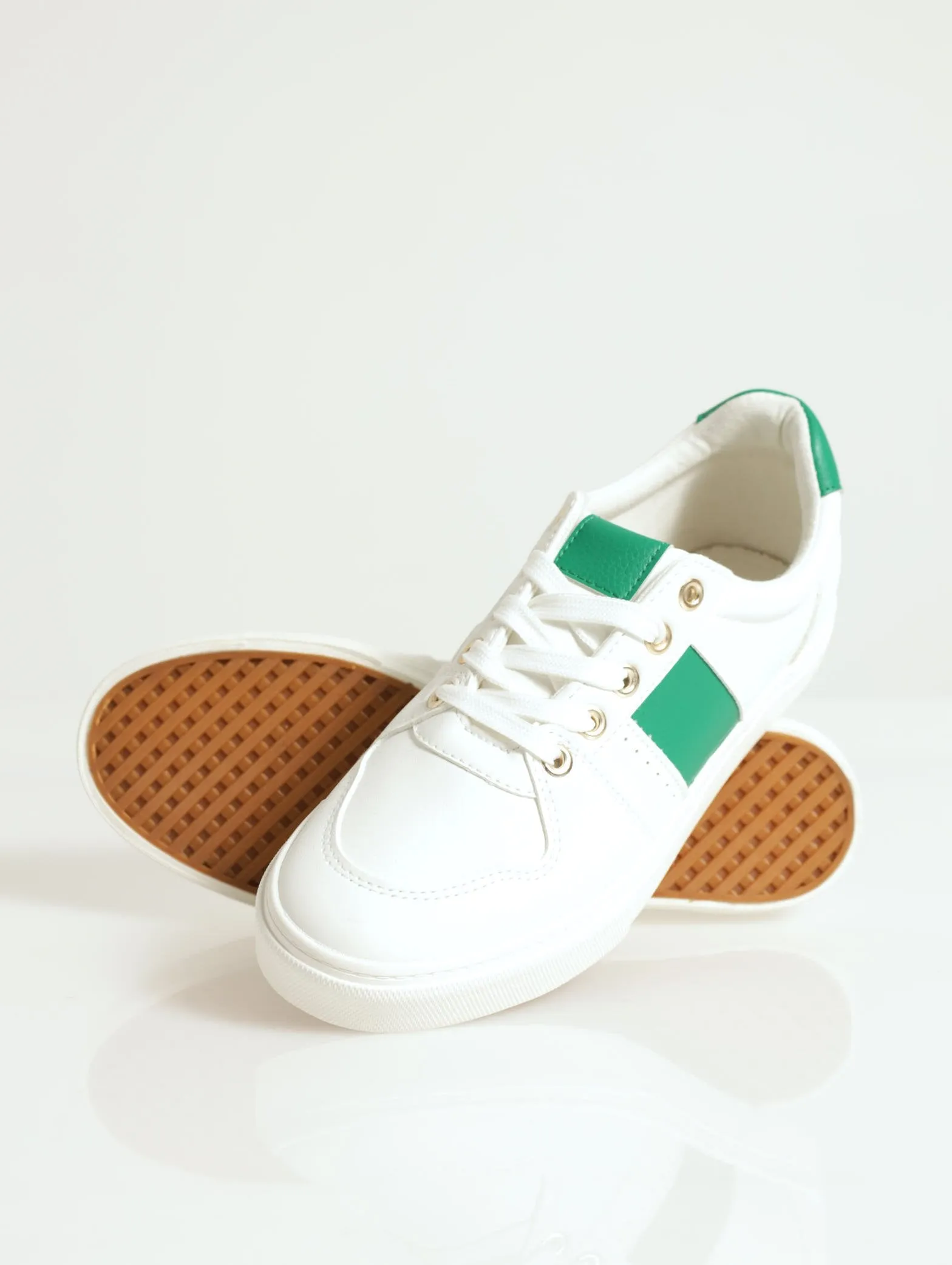 Plain Street Sneaker With Contrast Stripe Sneaker - White/Green