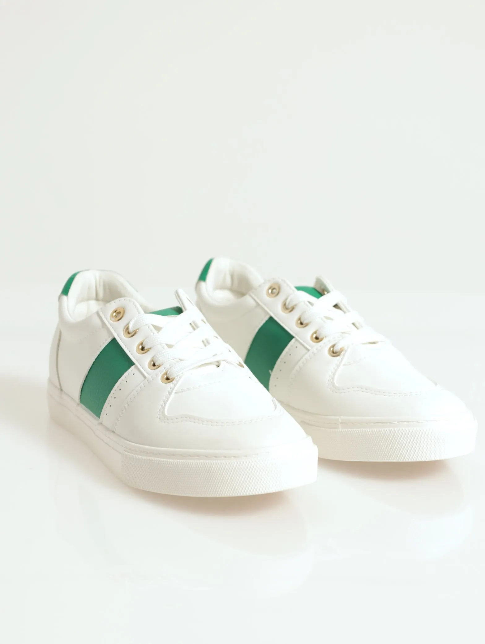 Plain Street Sneaker With Contrast Stripe Sneaker - White/Green