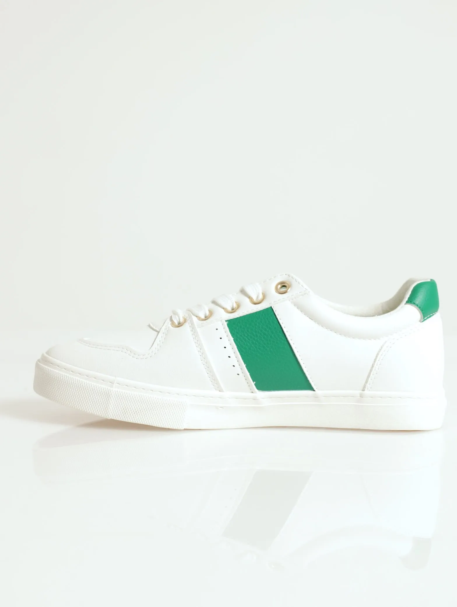 Plain Street Sneaker With Contrast Stripe Sneaker - White/Green