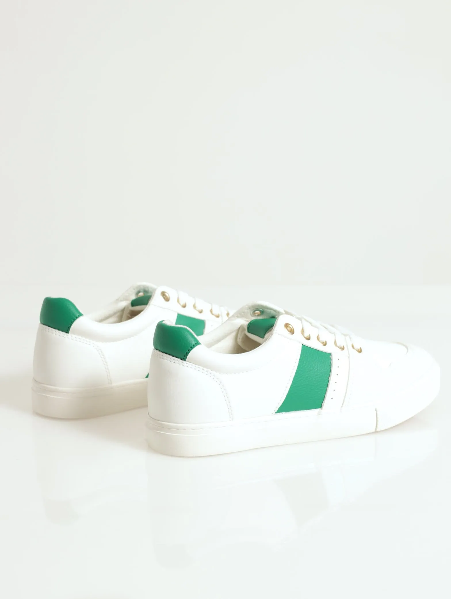 Plain Street Sneaker With Contrast Stripe Sneaker - White/Green