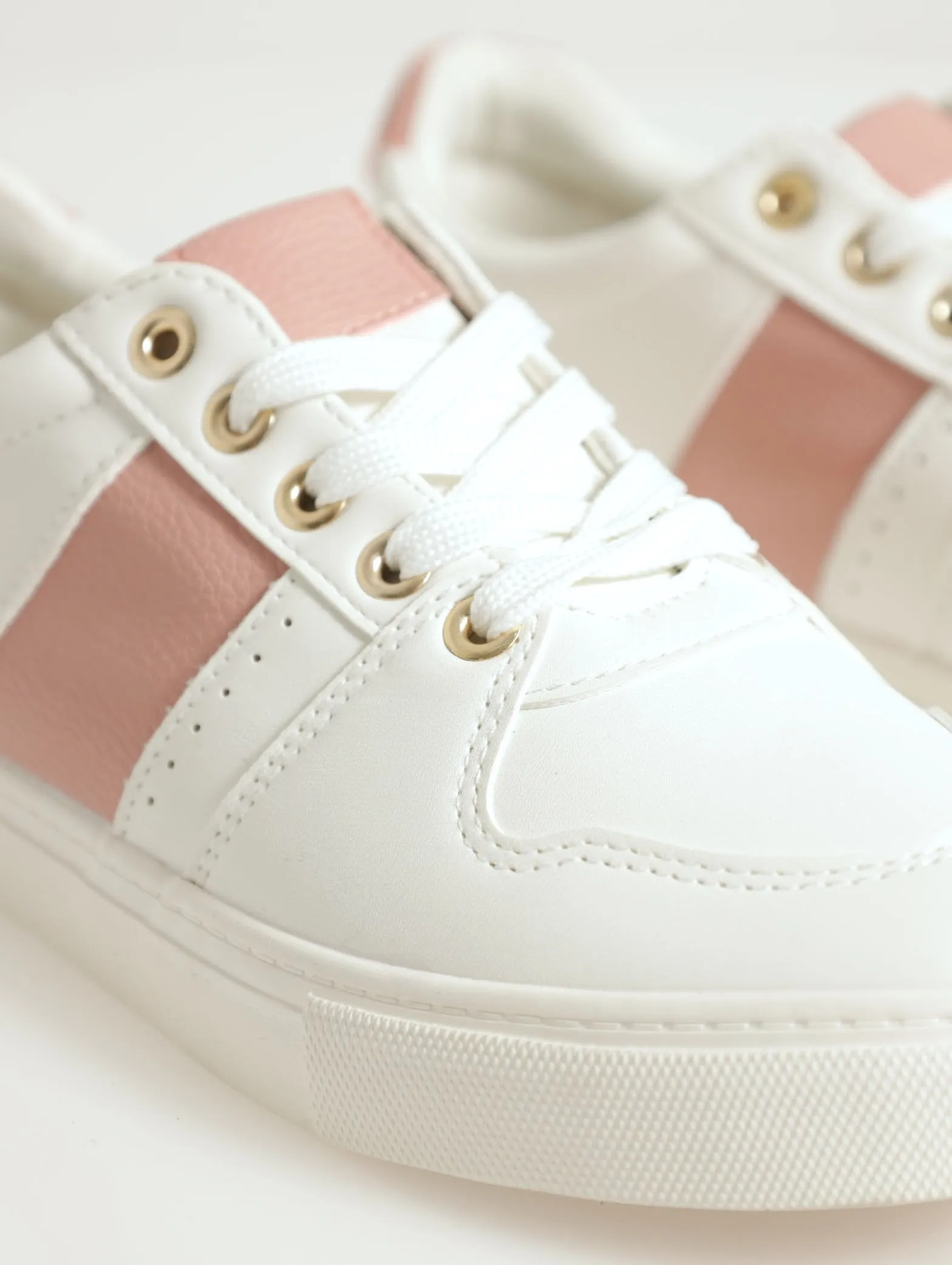 Plain Street Sneaker With Contrast Stripe - White/Pink