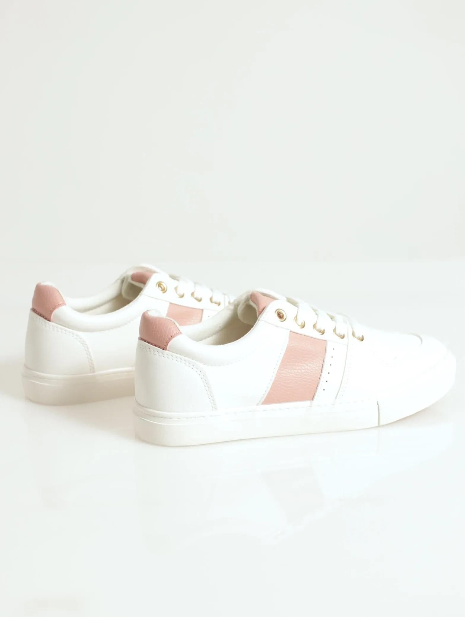 Plain Street Sneaker With Contrast Stripe - White/Pink