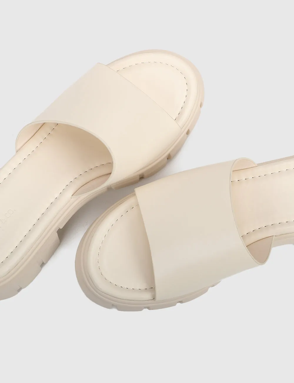 Shari Open Toe Sandals & Flip Flops (White)