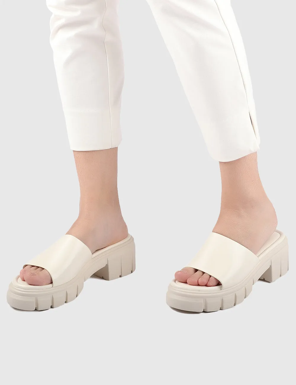 Shari Open Toe Sandals & Flip Flops (White)