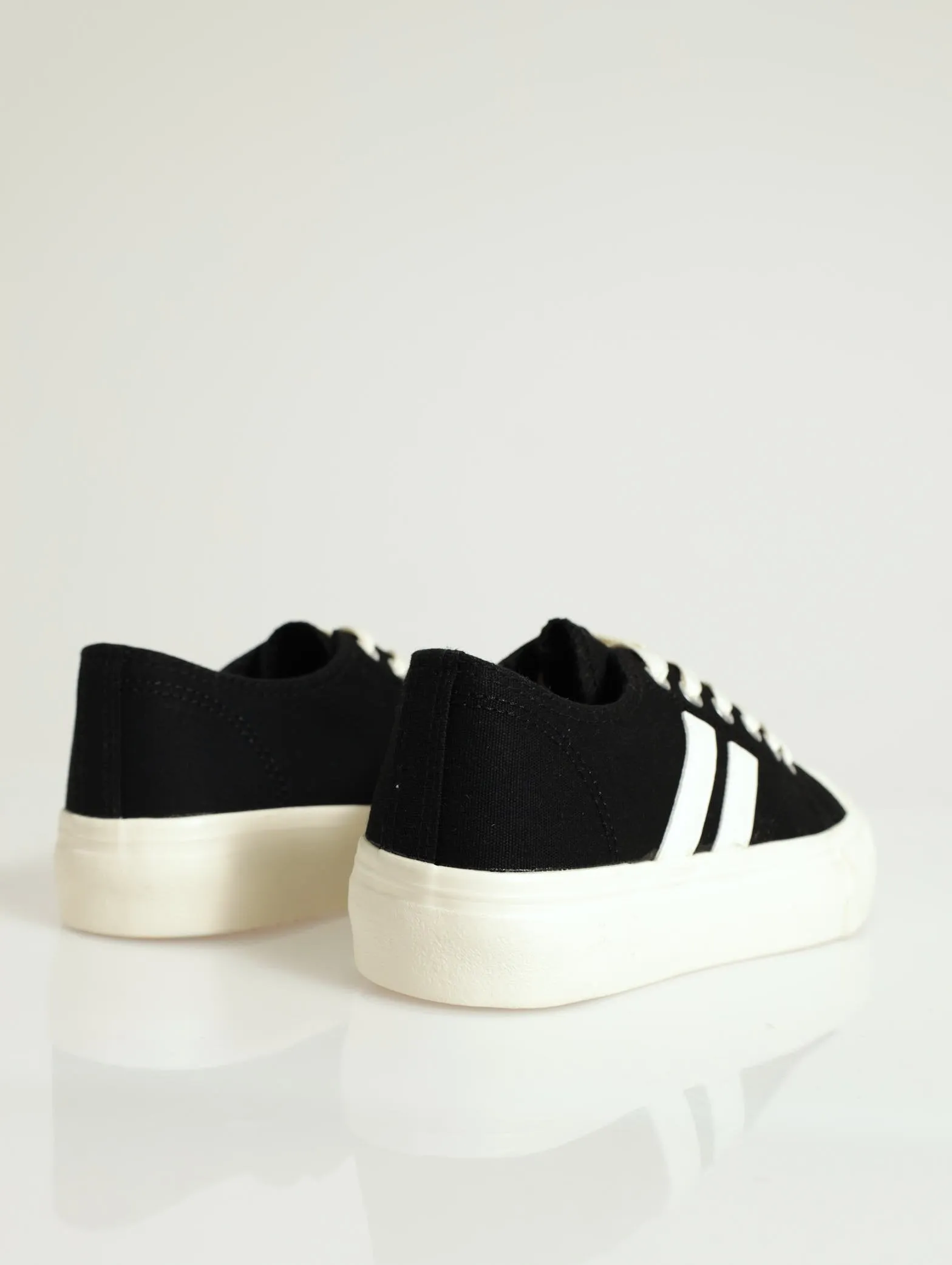 Vulcanized Plain Sneaker - Black